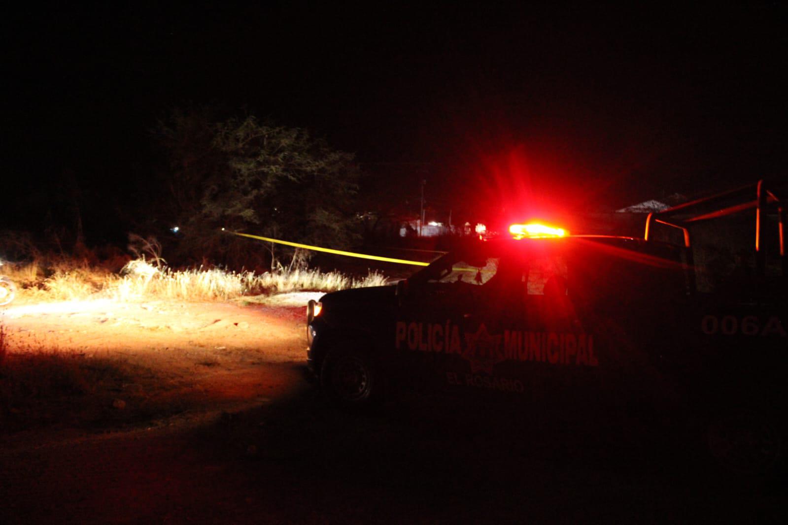 $!Hallan a un hombre sin vida golpeado y envuelto en cobijas en carretera estatal de Rosario