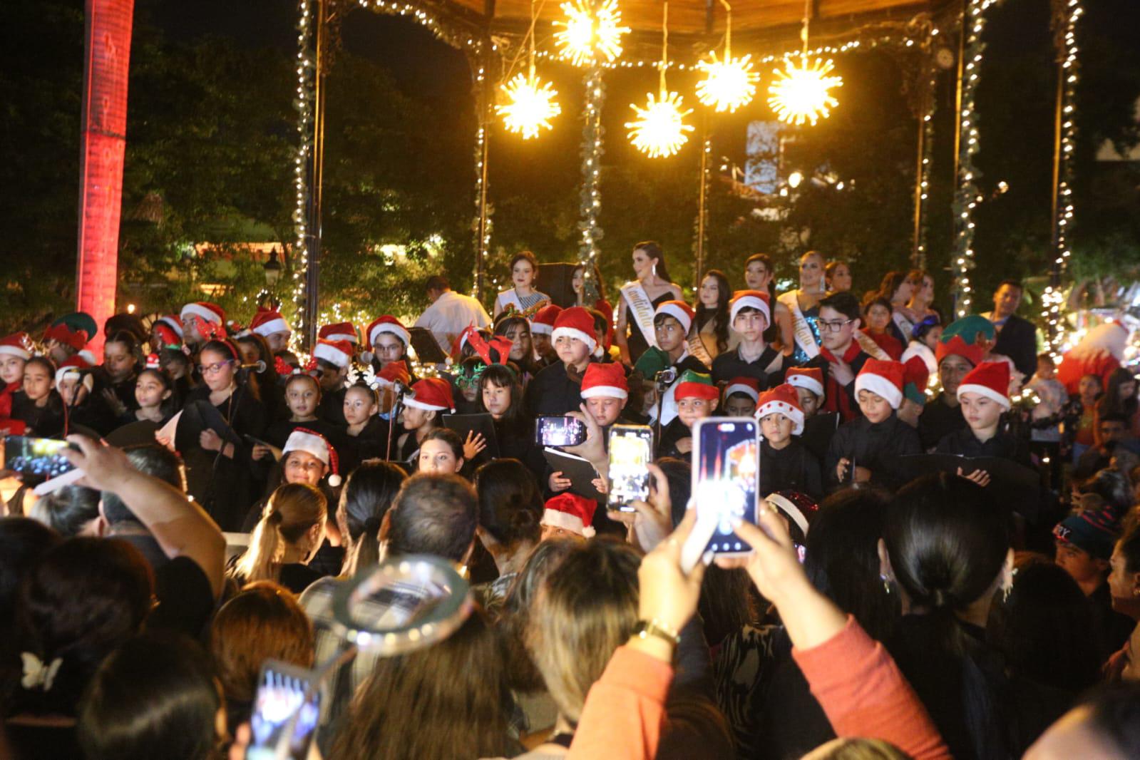 $!Encienden Iluminación Navideña en la Plazuela Machado