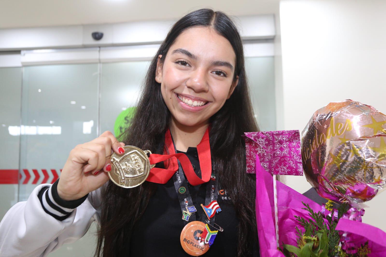 $!Llegan a Mazatlán las alumnas y maestra de oro de la Prepa Vasconcelos
