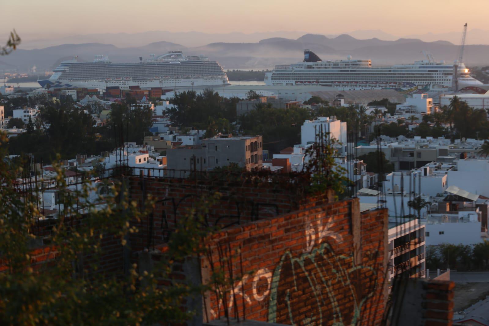 $!Llegan tres cruceros más a Mazatlán; van seis en dos días y más de 22 mil turistas navieros
