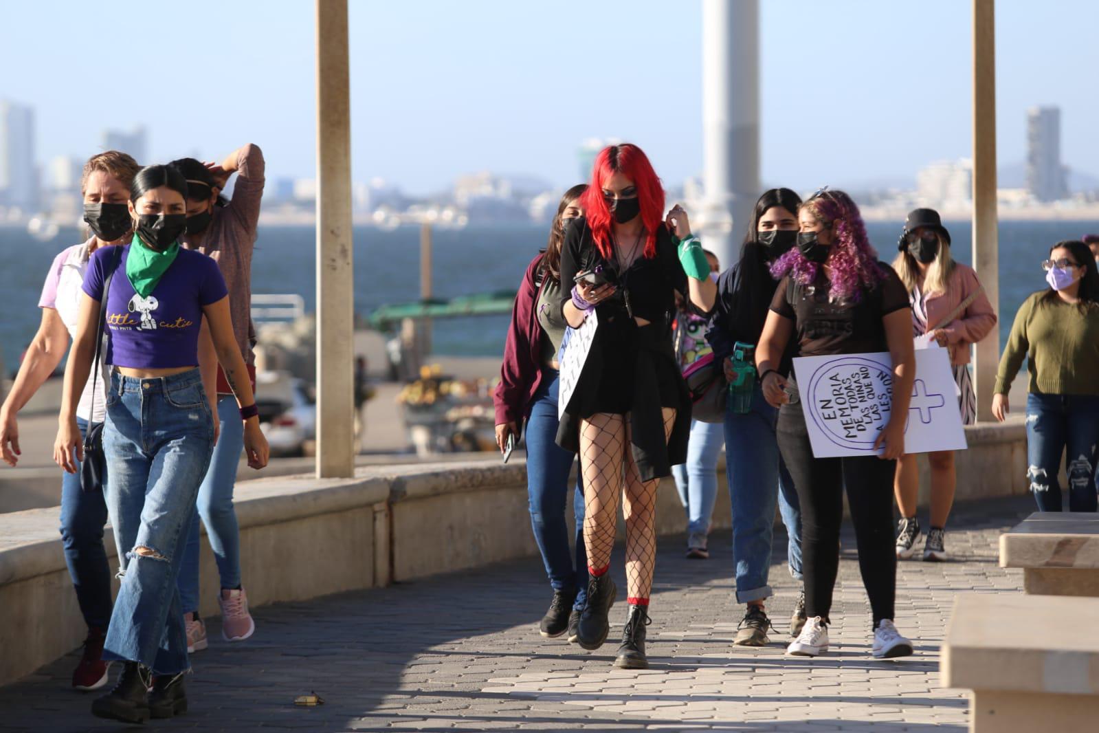 $!Mazatlecas exigen durante el 8M frenar la violencia de género