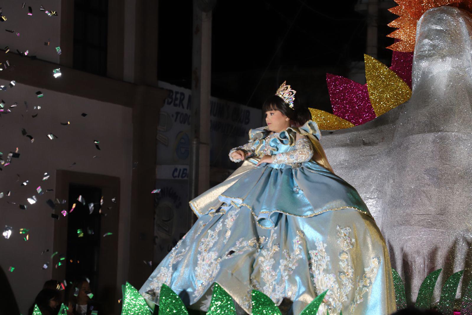 $!El río de la fantasía recorre las calles de La Cruz con el desfile del Carnaval Elota 2025
