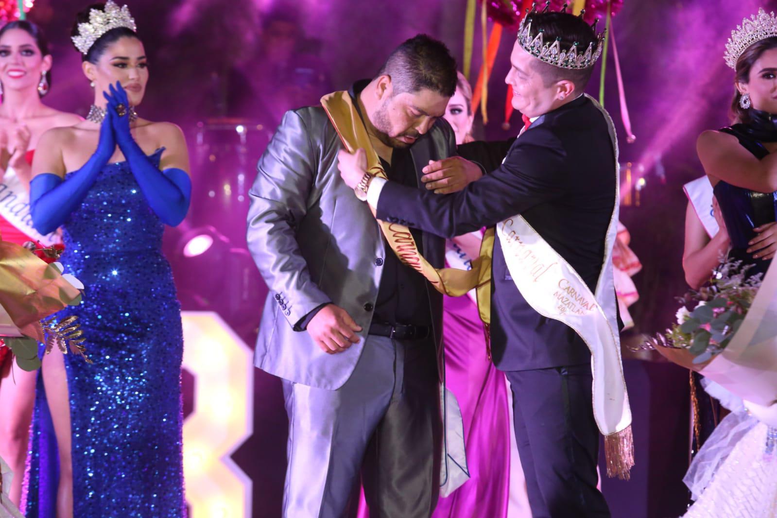 $!Obed Recibe la banda de manos de Paco Vazga