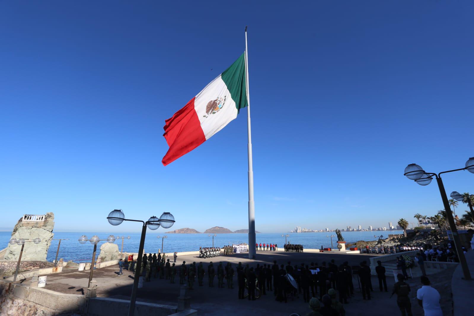 $!Celebran en Mazatlán natalicio de Benito Juárez