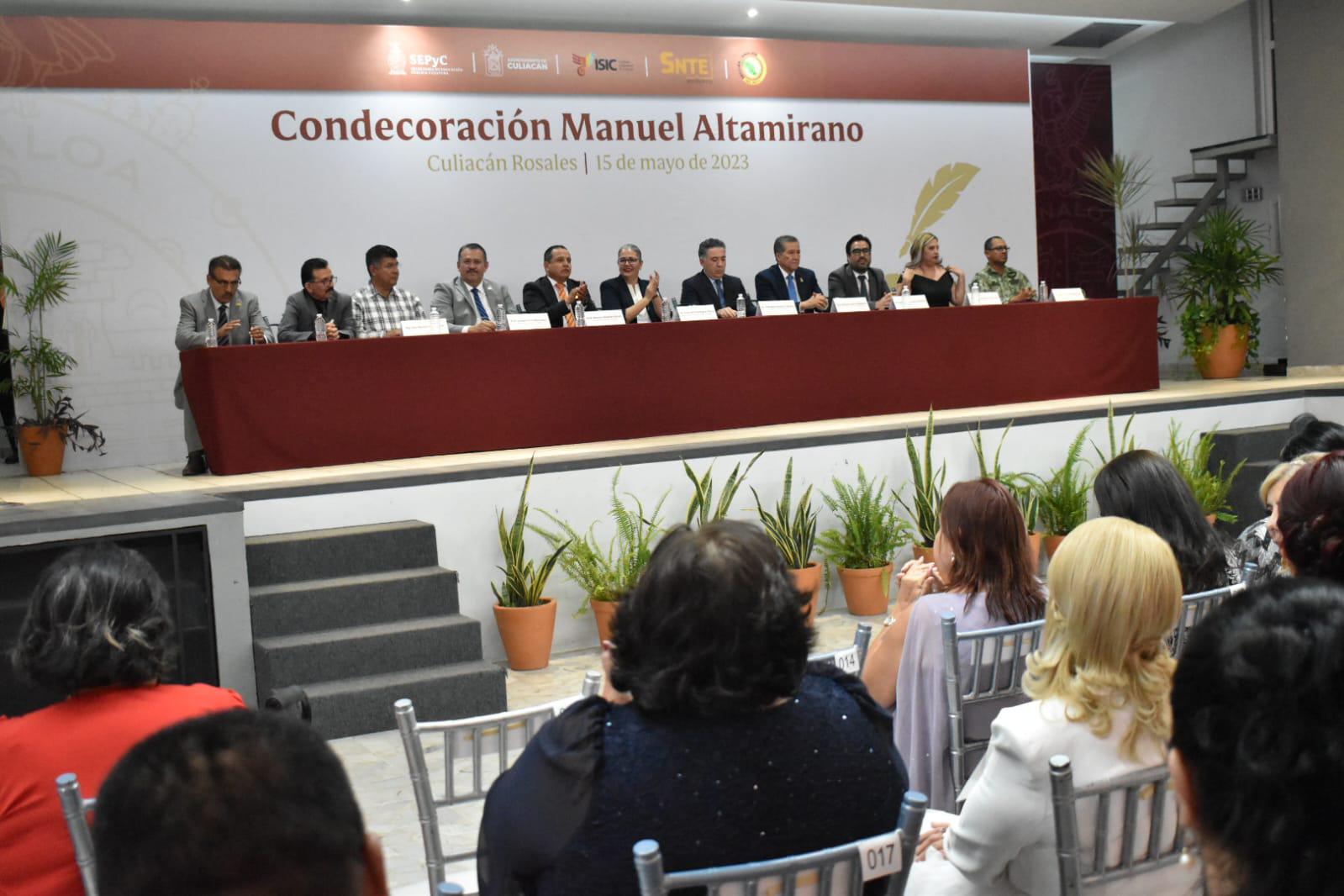 $!Reconocen a 172 maestros sinaloenses con 40 años de servicio