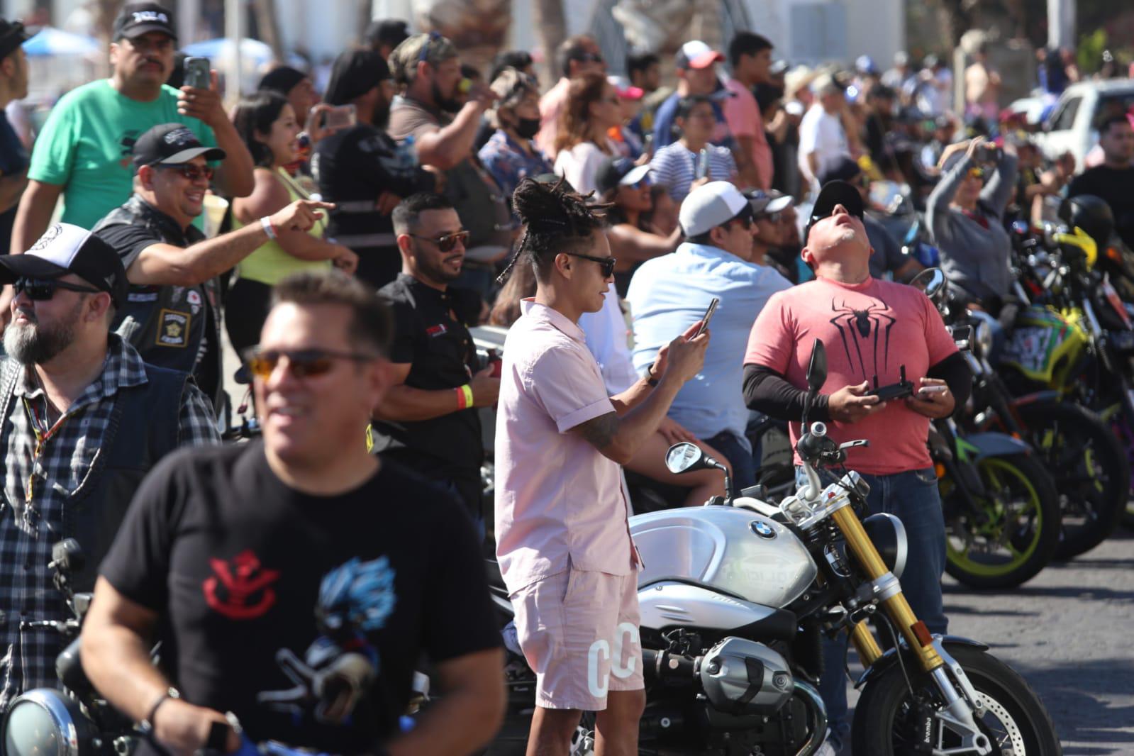 $!Vibran las motos en desfile por el malecón de Mazatlán