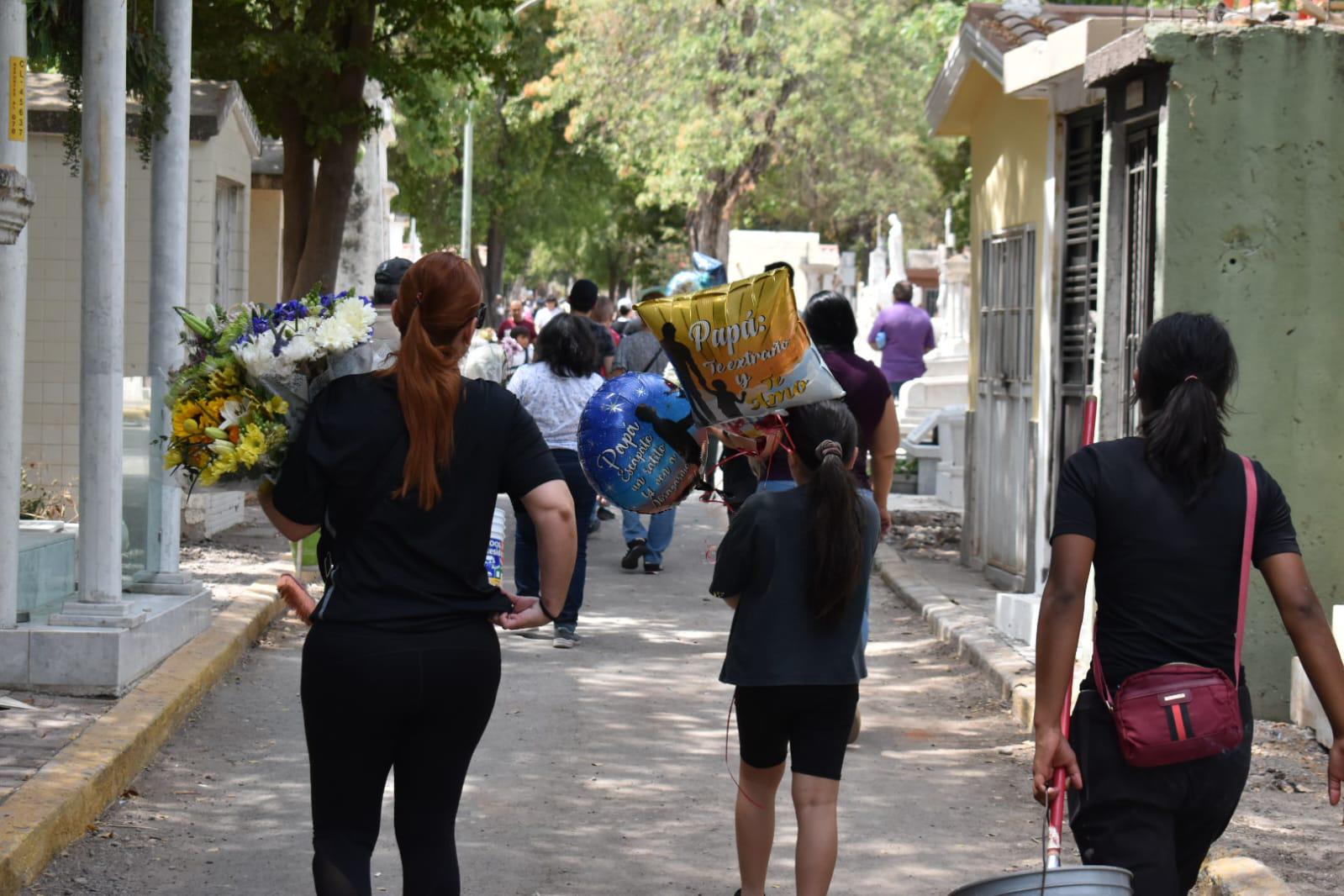 $!Con flores, veladoras y recuerdos colorean panteones este Día del Padre en Culiacán
