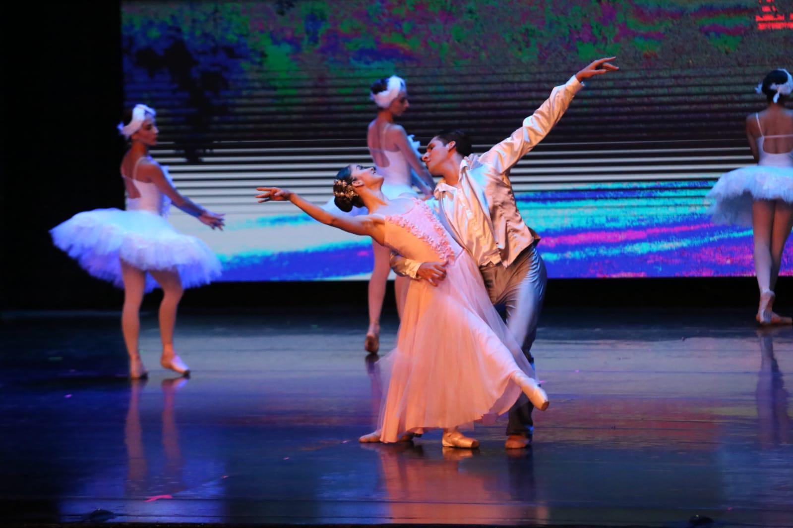 $!Integrantes de la Compañía de Ballet Clásico de Cultura, presentaron coreografías neoclásica dirigidas por Guillermo Carrillo.