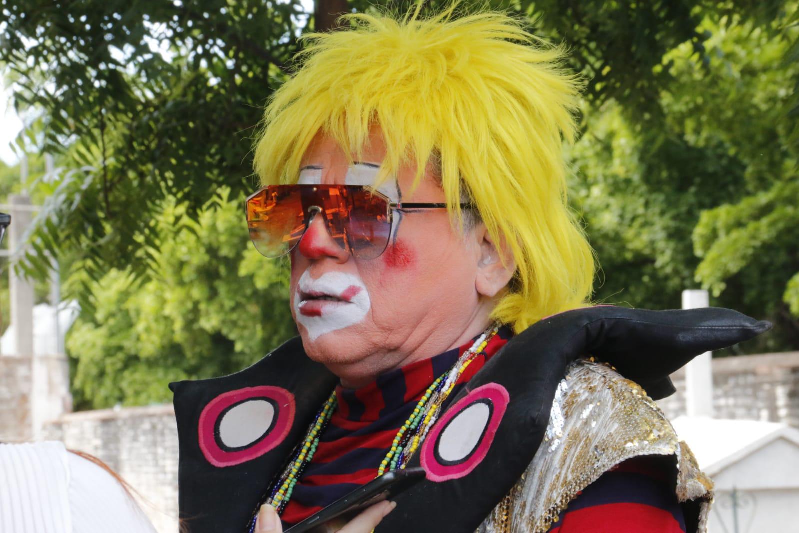 $!El payaso Cometín tiene 15 años llevando ofrendas a las tumbas de los angelitos, en Culiacán