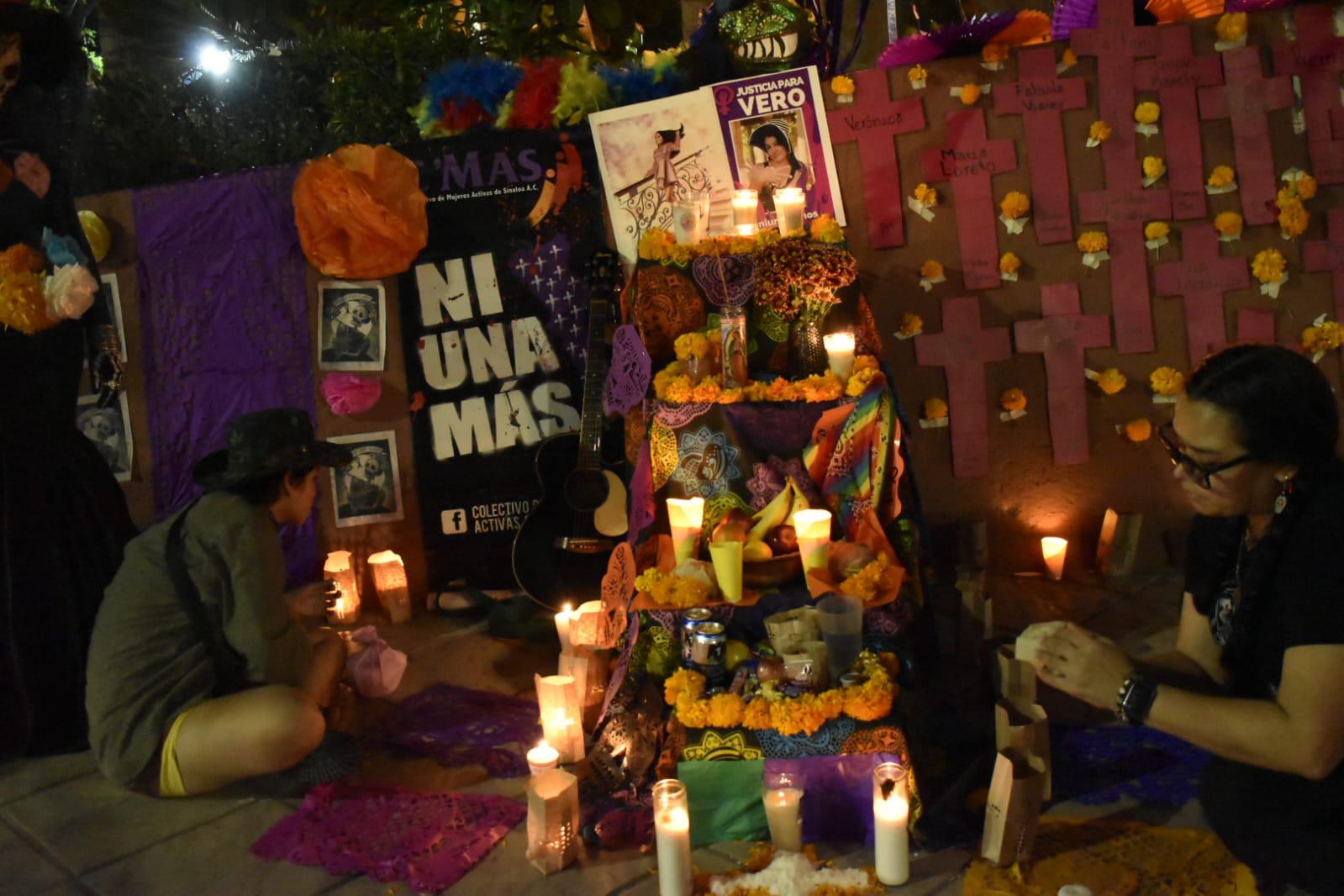 $!Colectivo realiza en Culiacán ofrenda en honor a las víctimas de feminicidios; buscan visibilizar la alerta de género