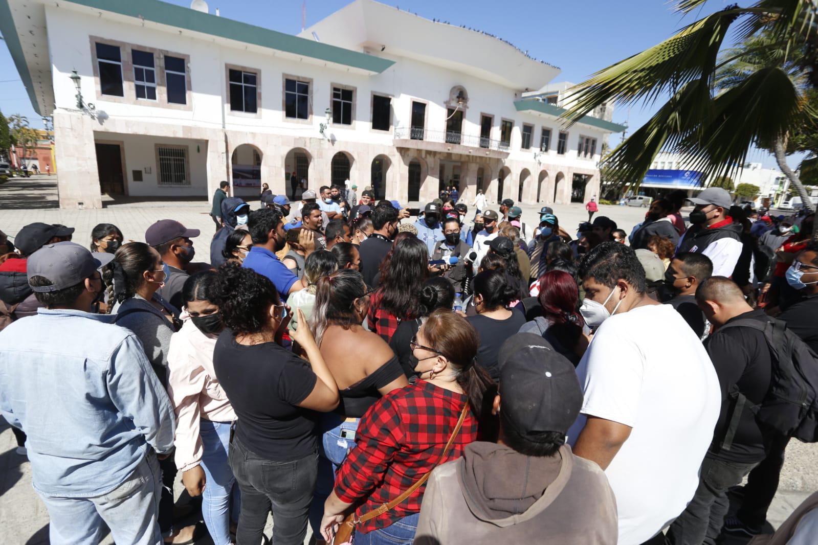 $!Protestan trabajadores eventuales de Servicios Públicos en Mazatlán; denuncian que los dieron de baja sin avisarles