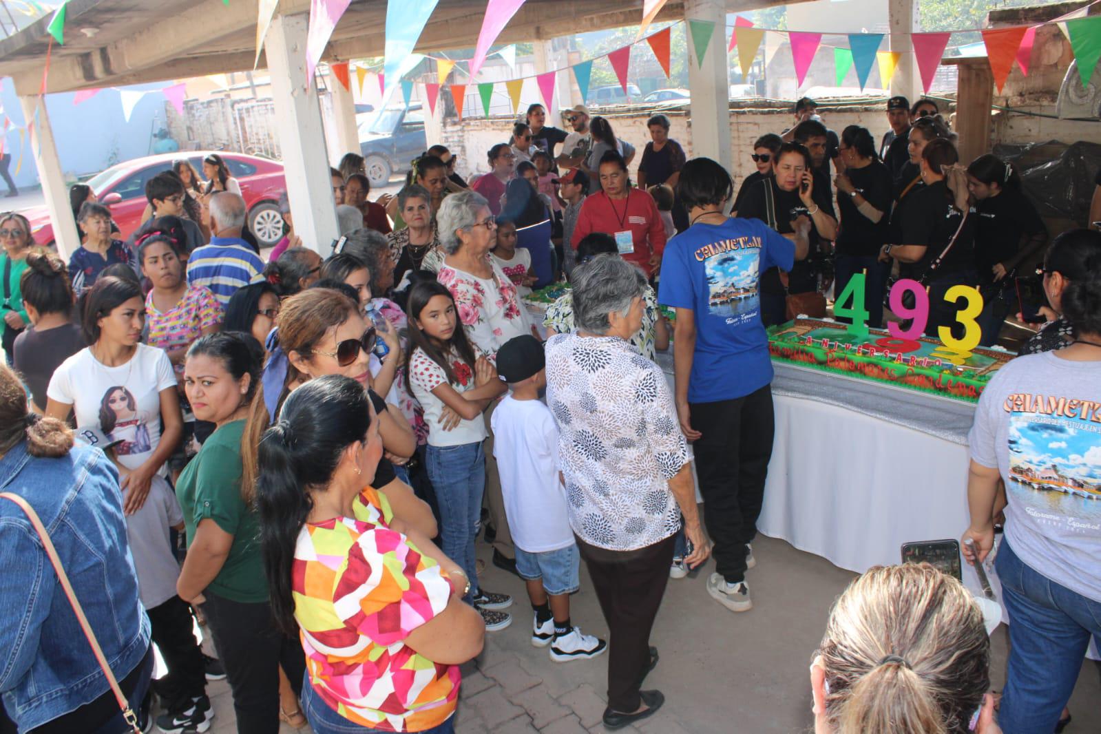 $!Comparten pastel y piñata monumental por el 493 aniversario del Mestizaje en Chametla