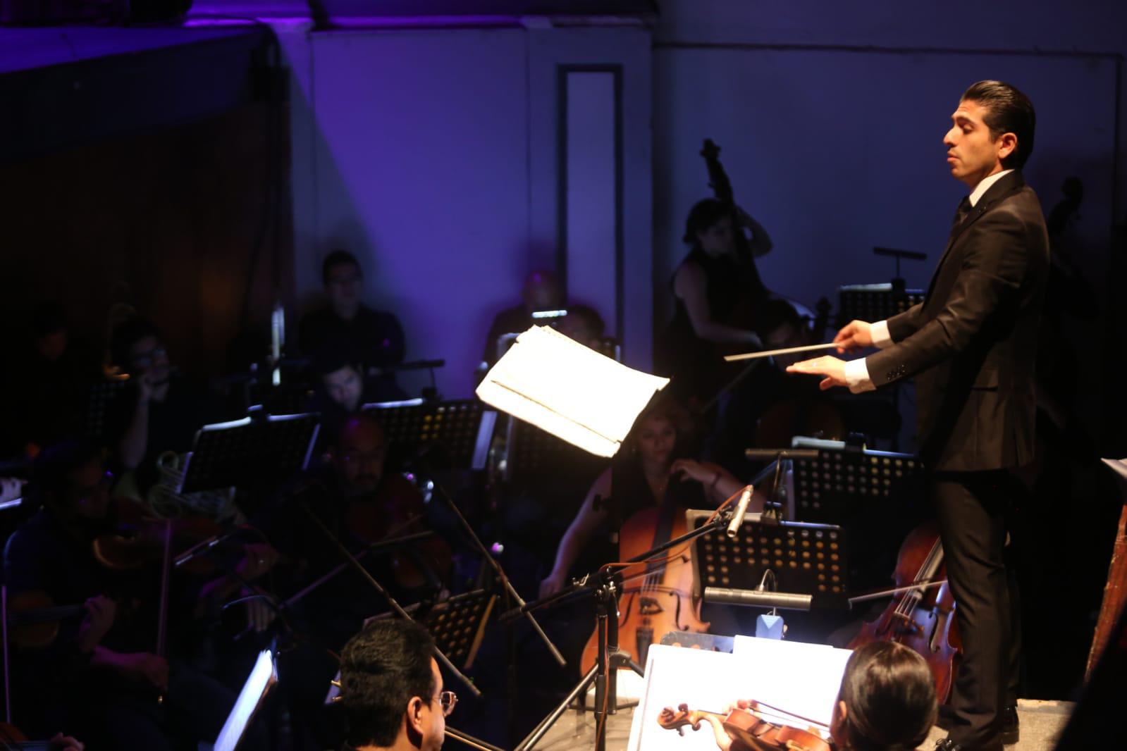 $!El maestro Juan Pablo García dirigió la orquesta que acompañó a los jóvenes.