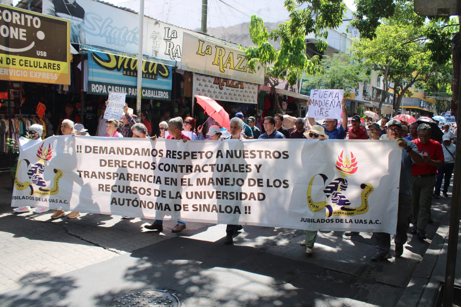 $!Jubilados de la UAS se manifiestan contra reingeniería financiera