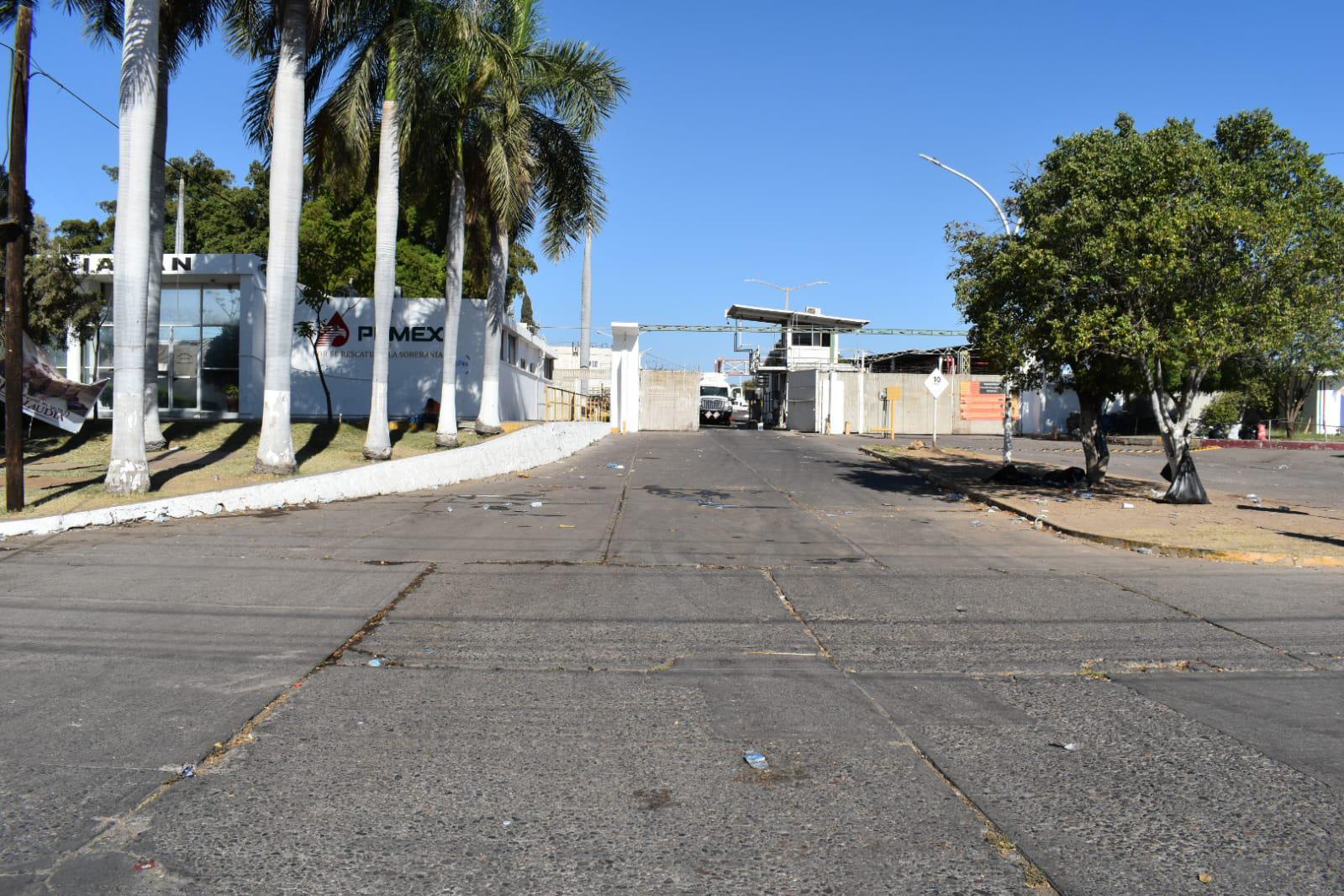 $!Liberan agricultores instalaciones de Pemex en Culiacán