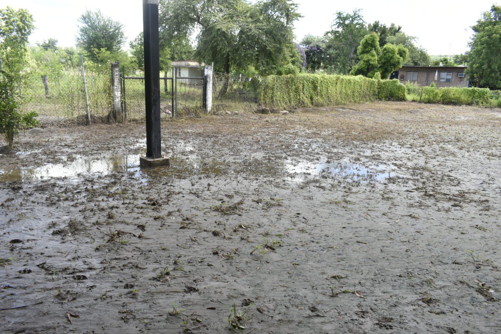 $!Madres de familia rescatan de entre el lodo la primaria de sus hijos cada vez que llueve, en Mocorito