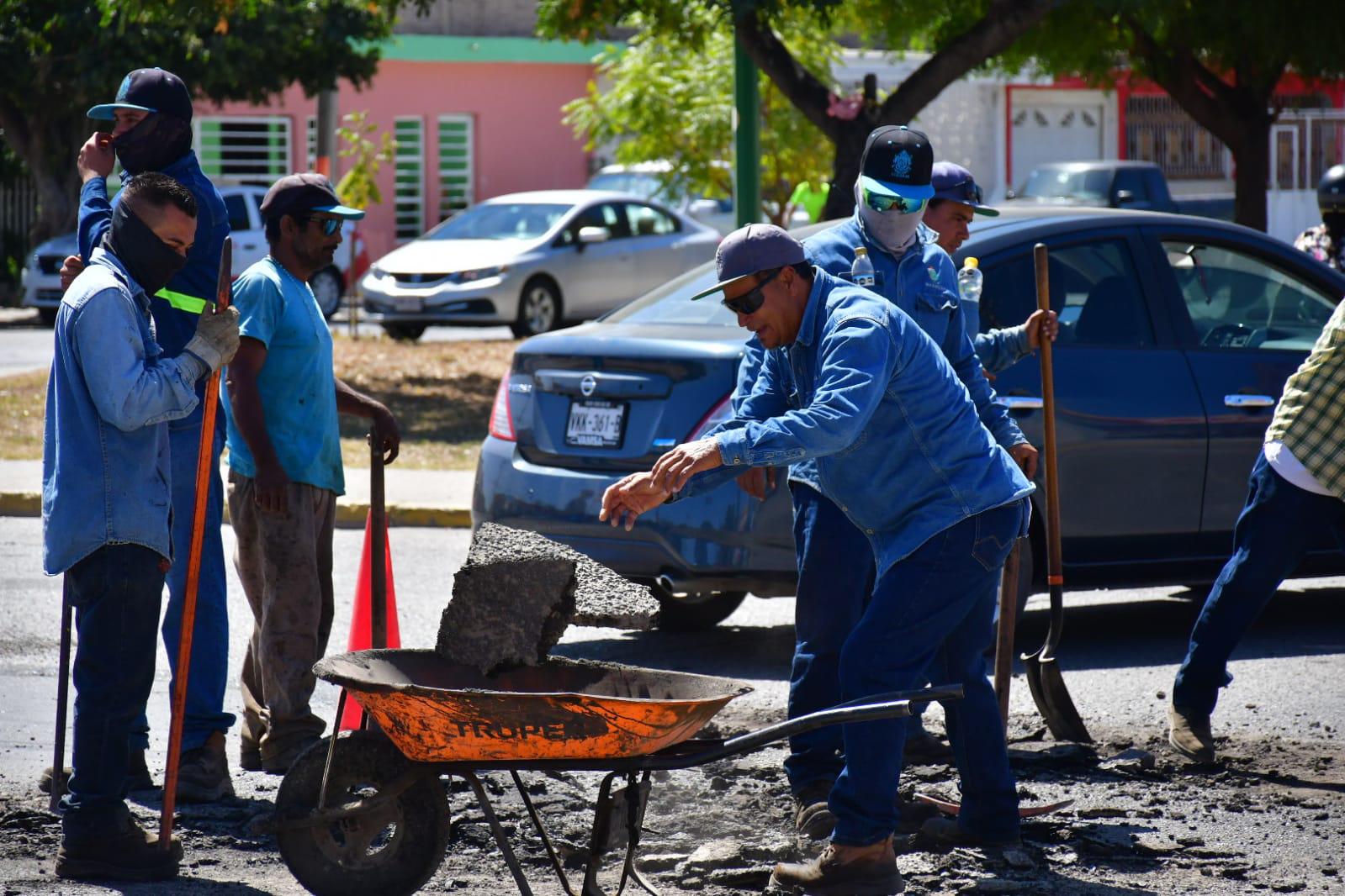 $!Bachean la Avenida Juan Pablo II en Mazatlán