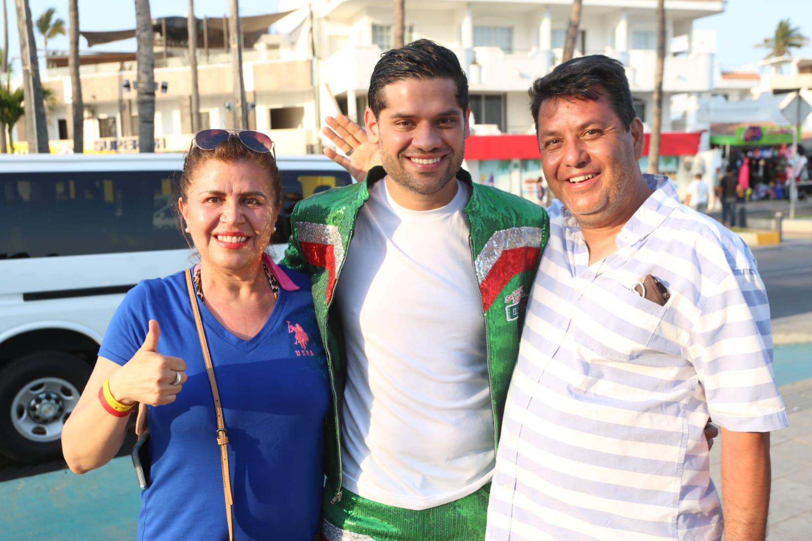 $!Sorprende Su Majestad Mi Banda El Mexicano a turistas y locales en las letras de Mazatlán