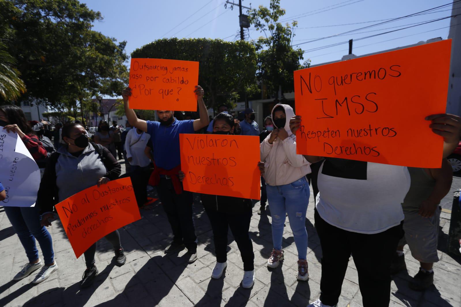 $!Protestan trabajadores eventuales de Servicios Públicos en Mazatlán; denuncian que los dieron de baja sin avisarles