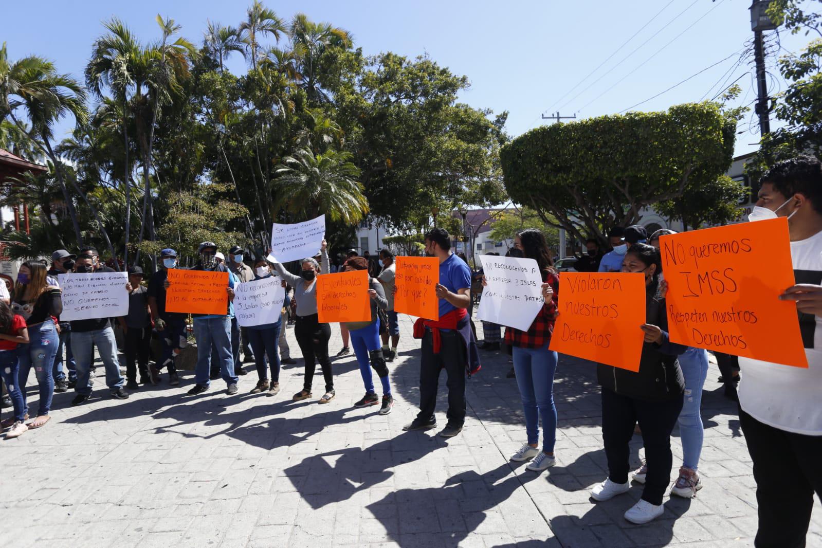 $!Protestan trabajadores eventuales de Servicios Públicos en Mazatlán; denuncian que los dieron de baja sin avisarles