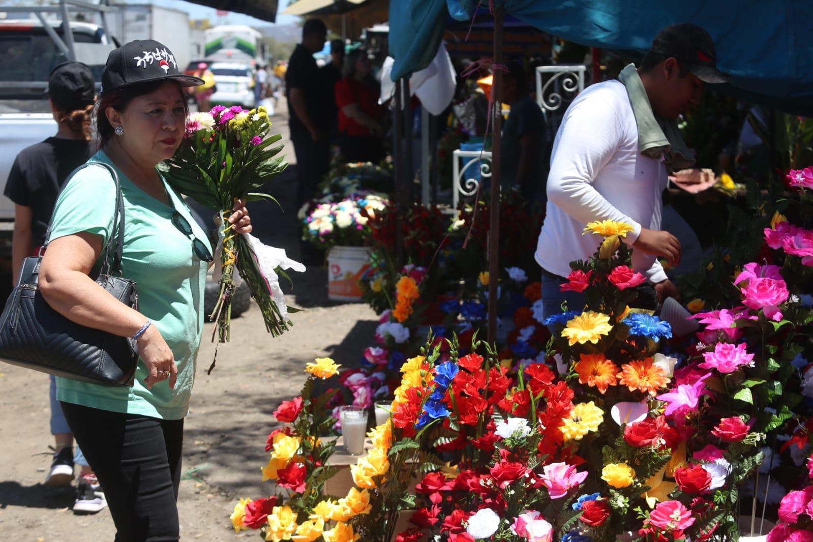 $!Acuden centenares de personas a panteones de Mazatlán el Día de las Madres