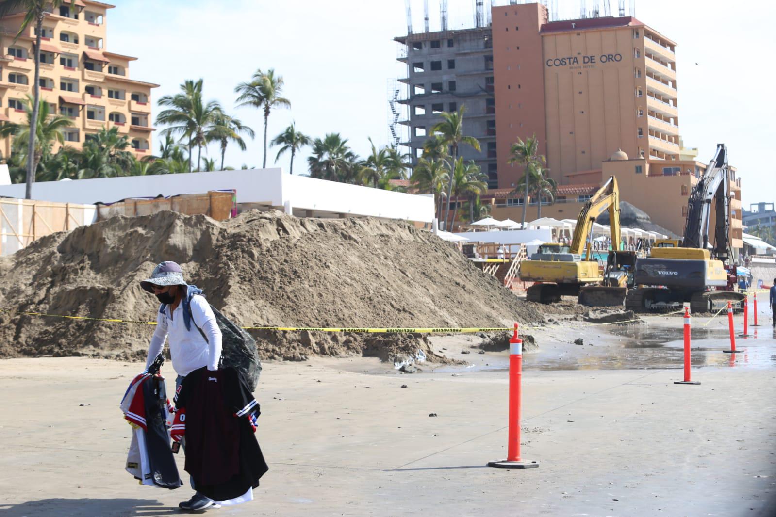 $!Maquinaria pesada trabaja en área de playa de hotel de la Zona Dorada