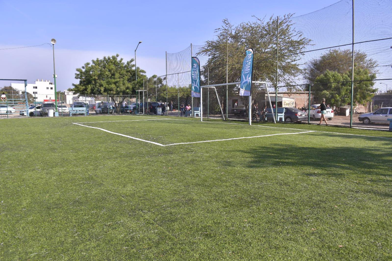 $!Rehabilitan campos de futbol en Mazatlán