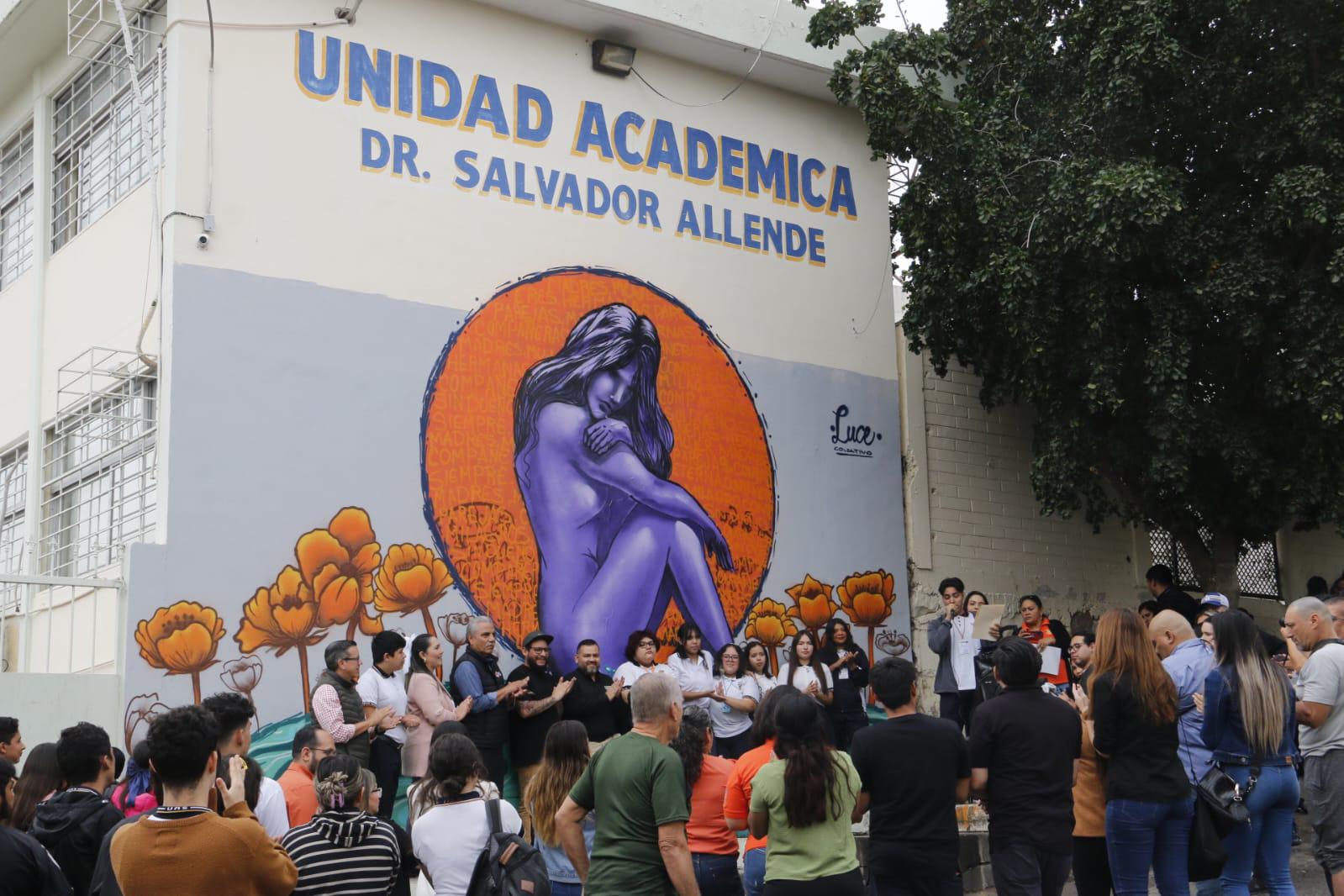 $!Doctor Feis y estudiantes pintan mural que promueve el respeto hacia las mujeres, en Culiacán