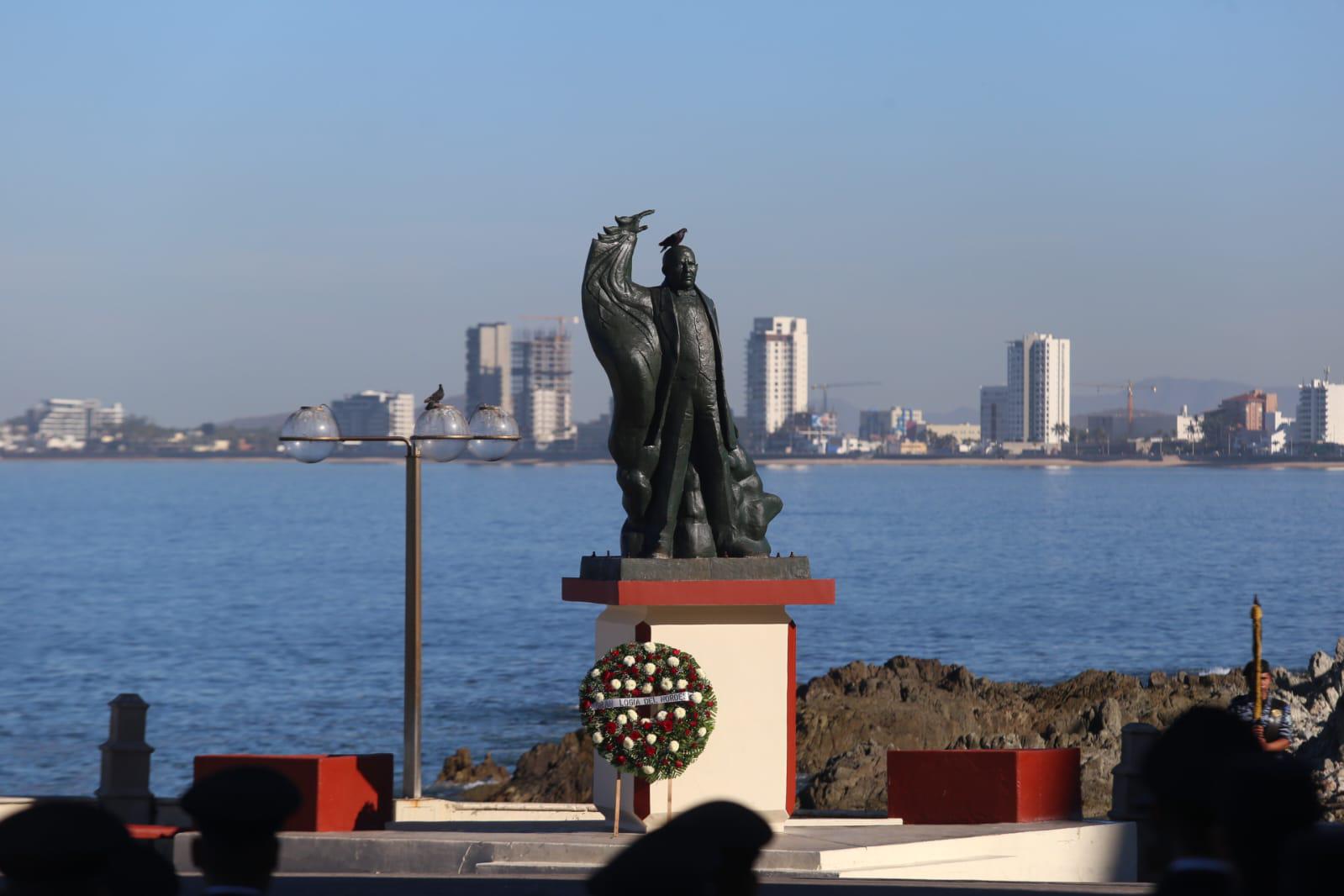 $!Celebran en Mazatlán natalicio de Benito Juárez