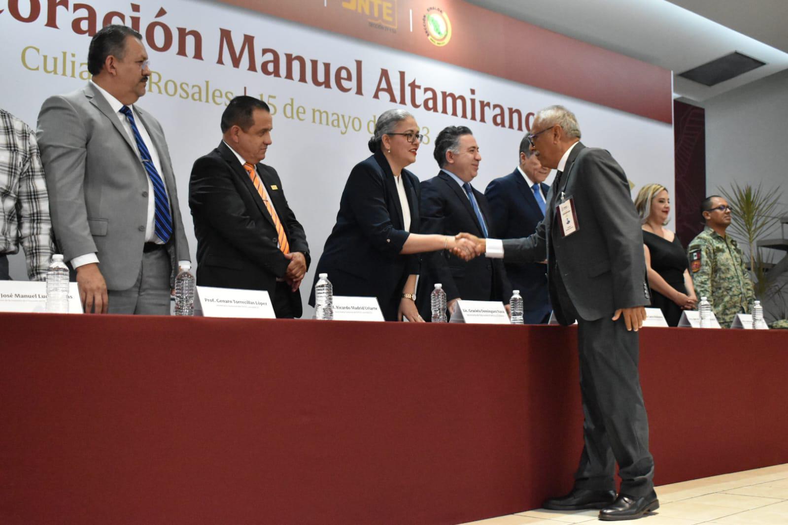 $!Reconocen a 172 maestros sinaloenses con 40 años de servicio