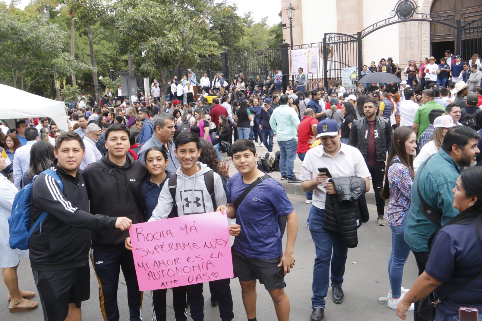 $!Moviliza la UAS a su personal y toma la avenida Obregón en Culiacán