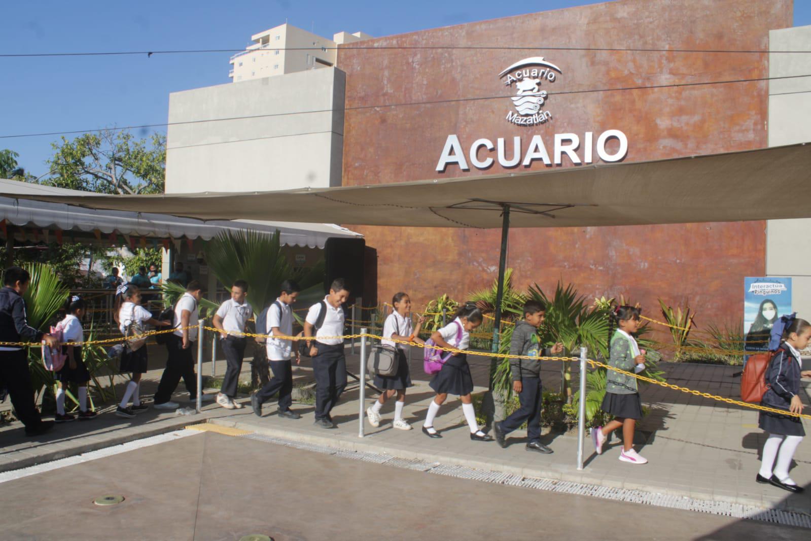 $!Disfrutan del Acuario 64 alumnos de kínder de los poblados de El Guayabo y Lomas del Guayabo