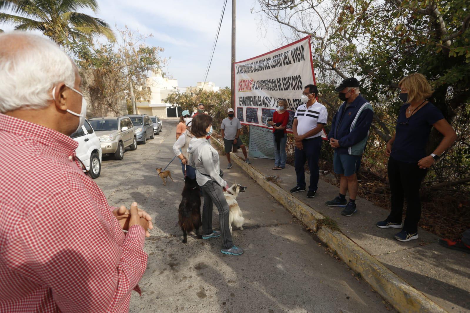 $!Vuelven a protestar contra construcción de condominios en el Cerro del Vigía; se suman extranjeros