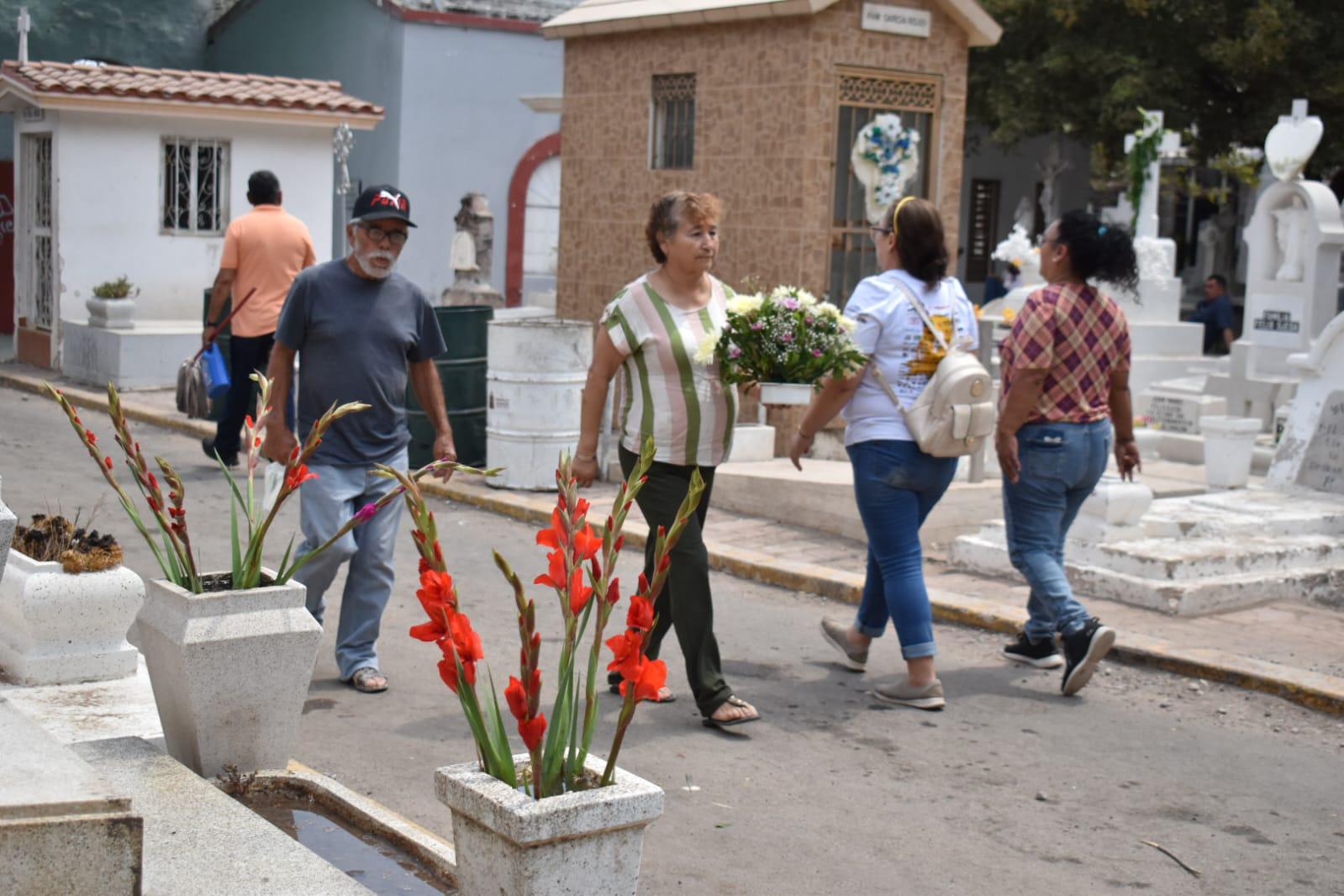$!Con flores, veladoras y recuerdos colorean panteones este Día del Padre en Culiacán