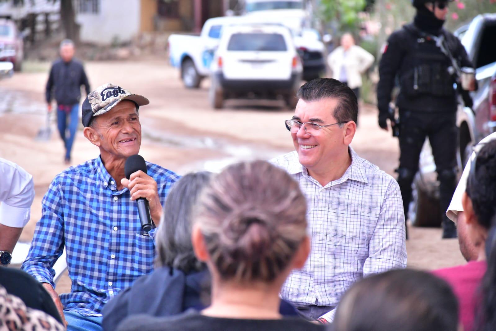 $!Promete Gobierno de Mazatlán cambiar alumbrado público y reconstruir barda de primaria en Puerta de Canoas