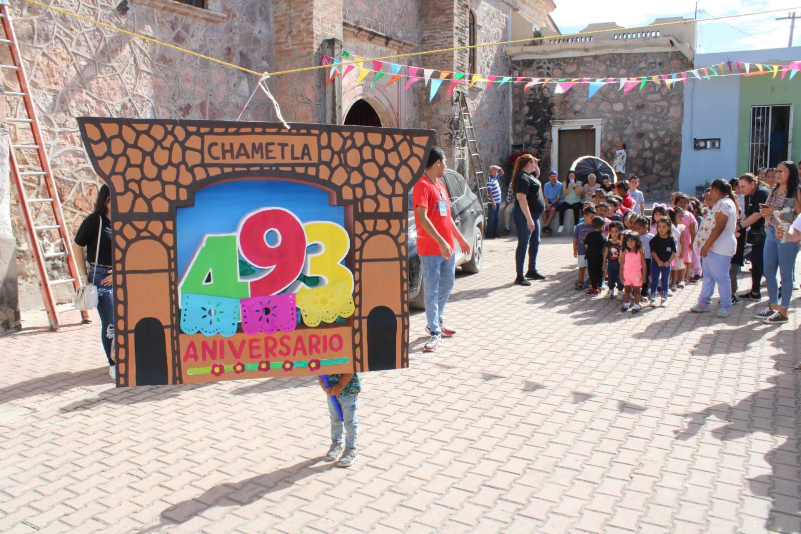 $!Comparten pastel y piñata monumental por el 493 aniversario del Mestizaje en Chametla