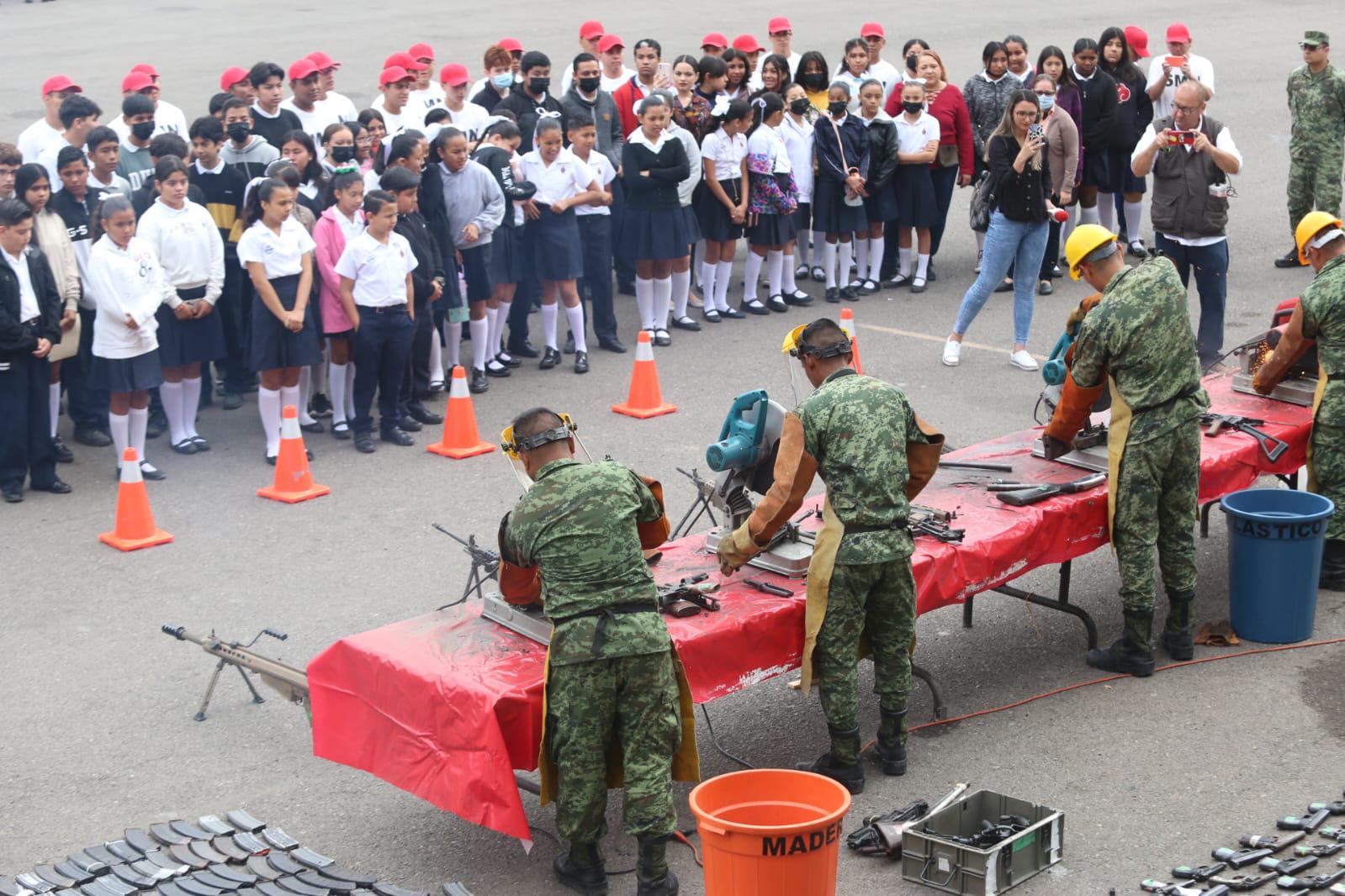 $!Destruye Ejército en Mazatlán armamento decomisado y puesto a su disposición