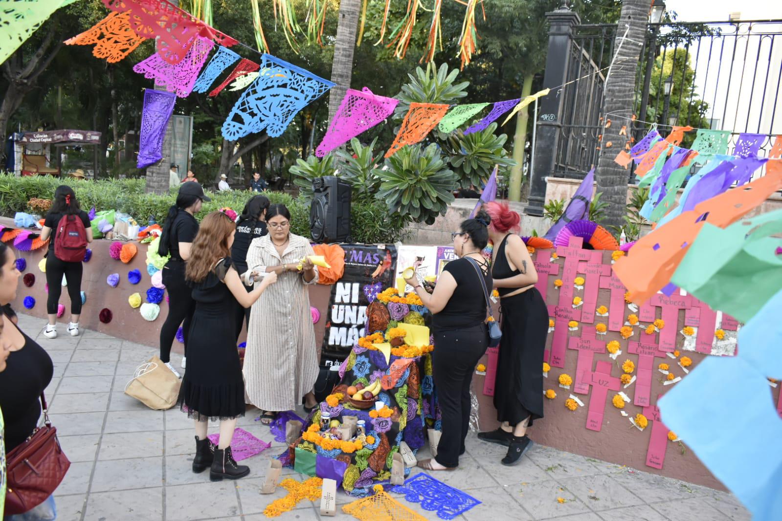 $!Colectivo realiza en Culiacán ofrenda en honor a las víctimas de feminicidios; buscan visibilizar la alerta de género