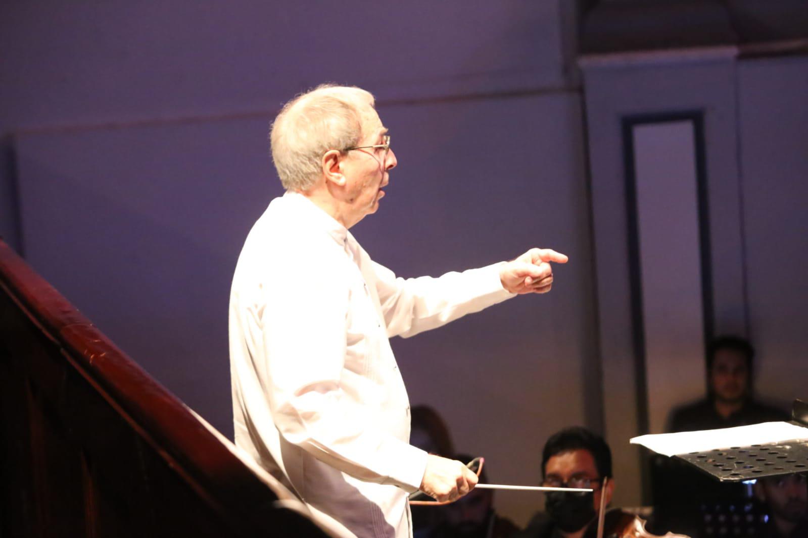 $!El concertista Gordon Campbell dirigió la Orquesta del Teatro Ángela Peralta.