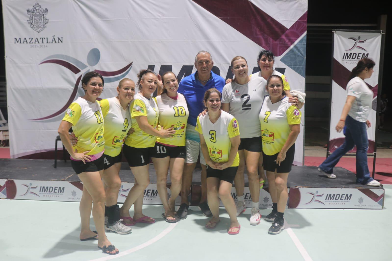 $!Integrantes del equipo de Tostadas y Totopos Joshef se tomán la fotografía junto al homenajeado.