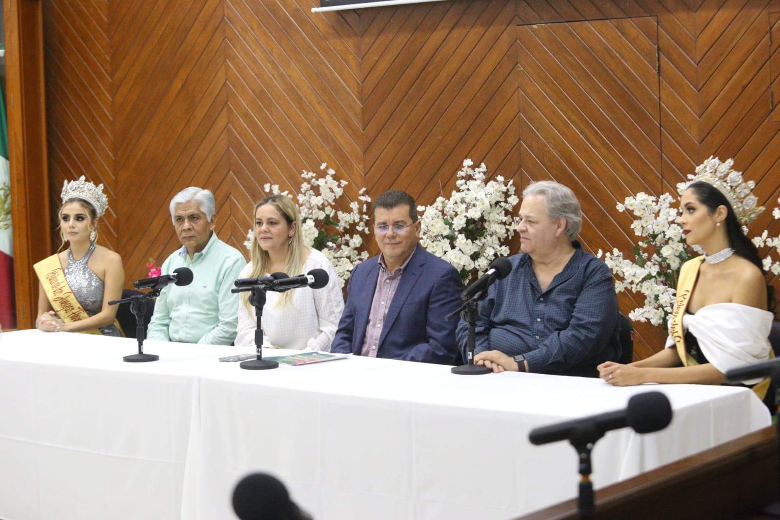 $!El Alcalde Édgar González Zataráin recibió a los aspirantes a la corona en Sala de Cabildo.