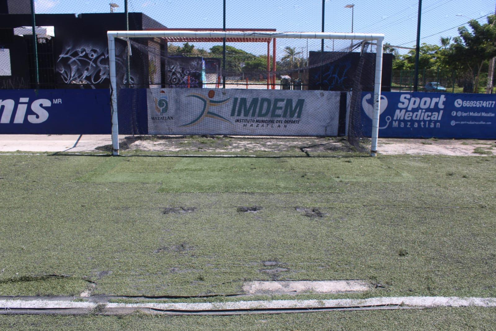 $!Rehabilitan campo de futbol del Parque Lineal Kilómetro Cero