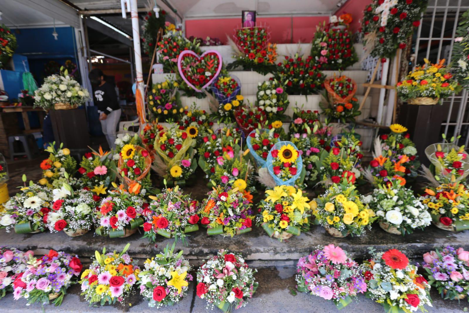 $!Floristas de Mazatlán llaman a comprar flores en locales establecidos para San Valentín