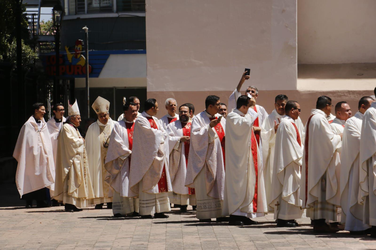 $!‘Que reconsideren, que recapaciten’, clama Obispo de Culiacán en Misa Crismal ante hechos de violencia
