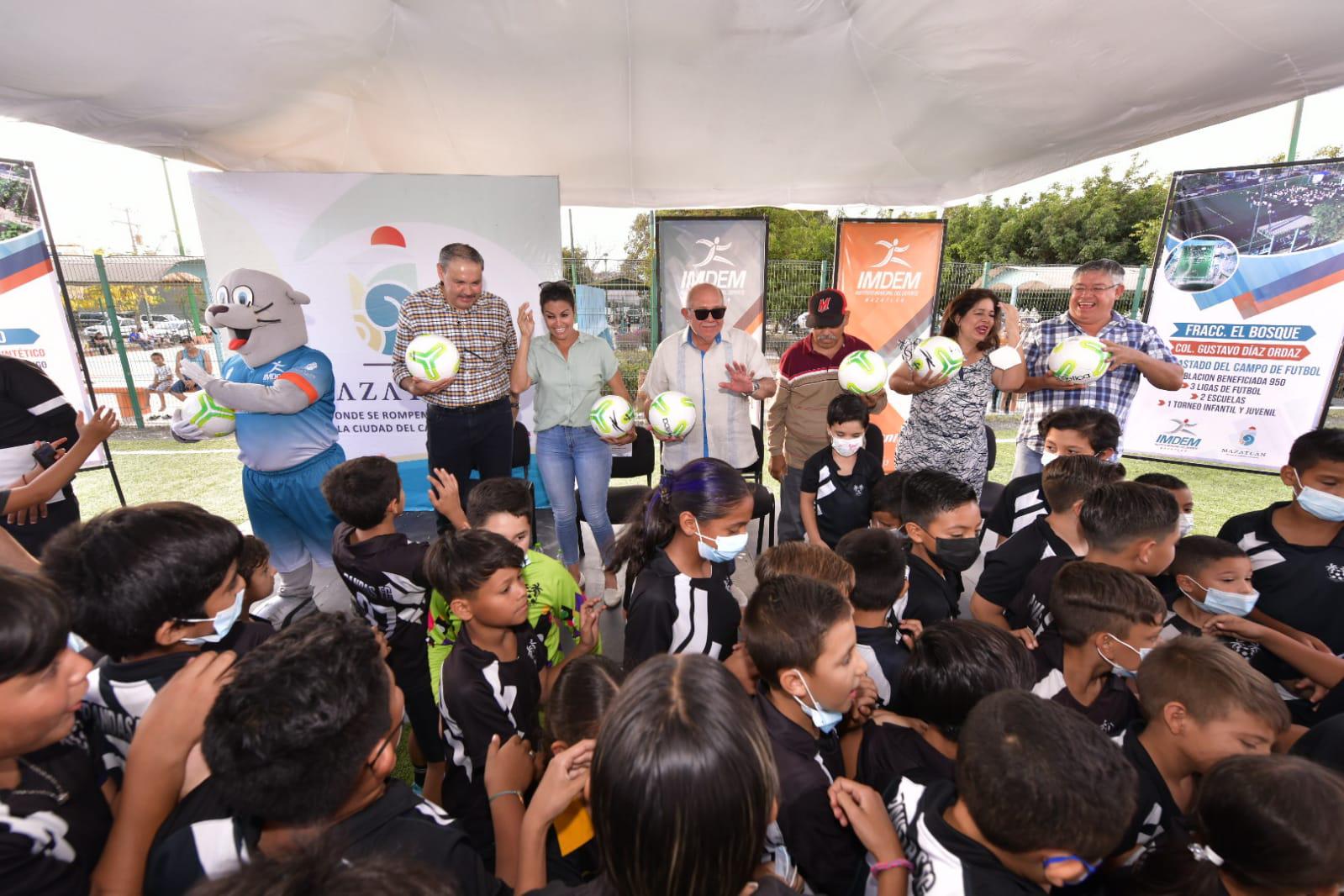 $!Rehabilitan campos de futbol en Mazatlán