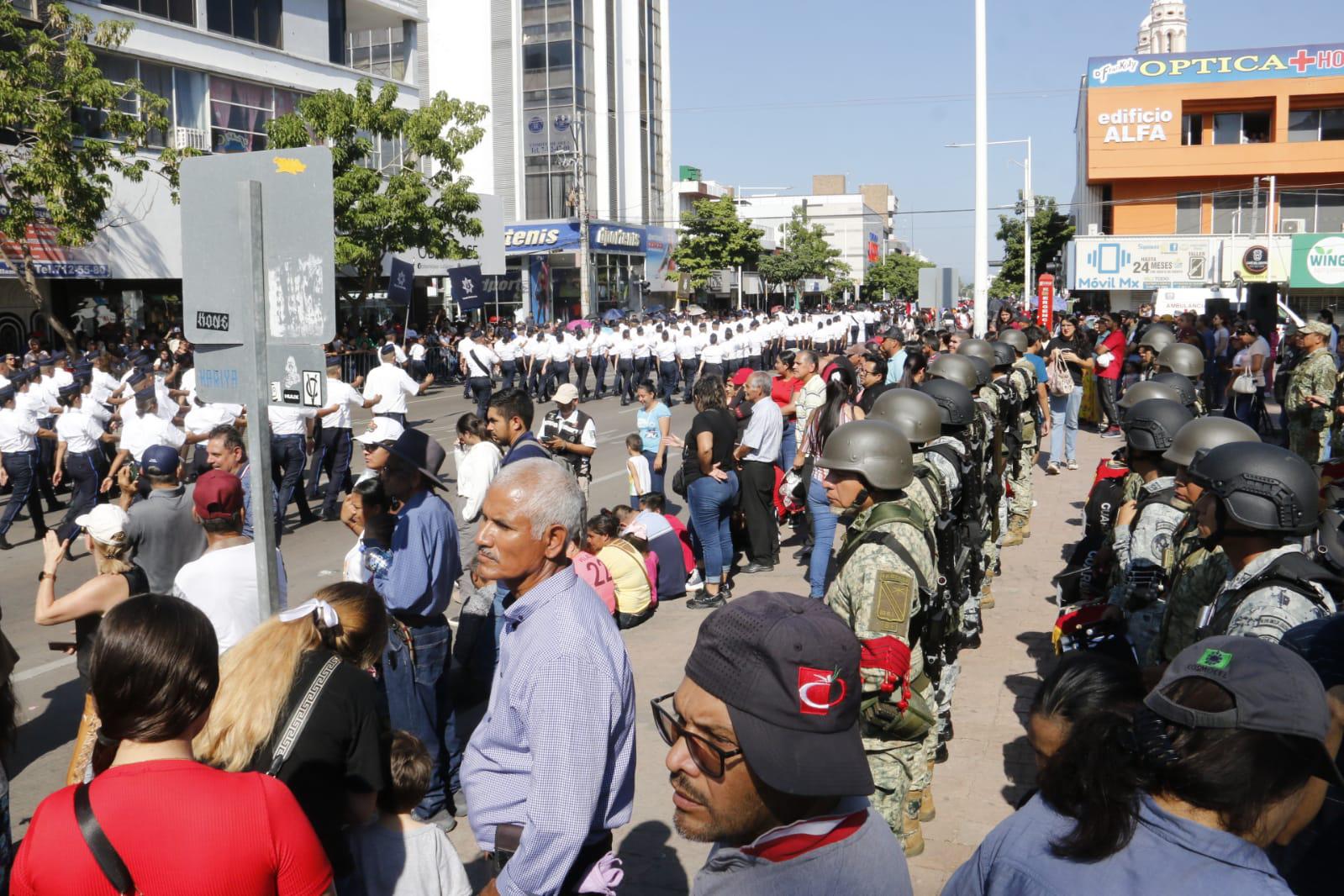 $!Disfrutan culiacanenses del desfile del Día de la Revolución