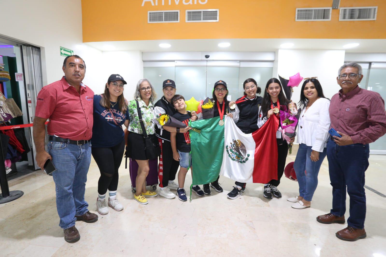 $!Llegan a Mazatlán las alumnas y maestra de oro de la Prepa Vasconcelos