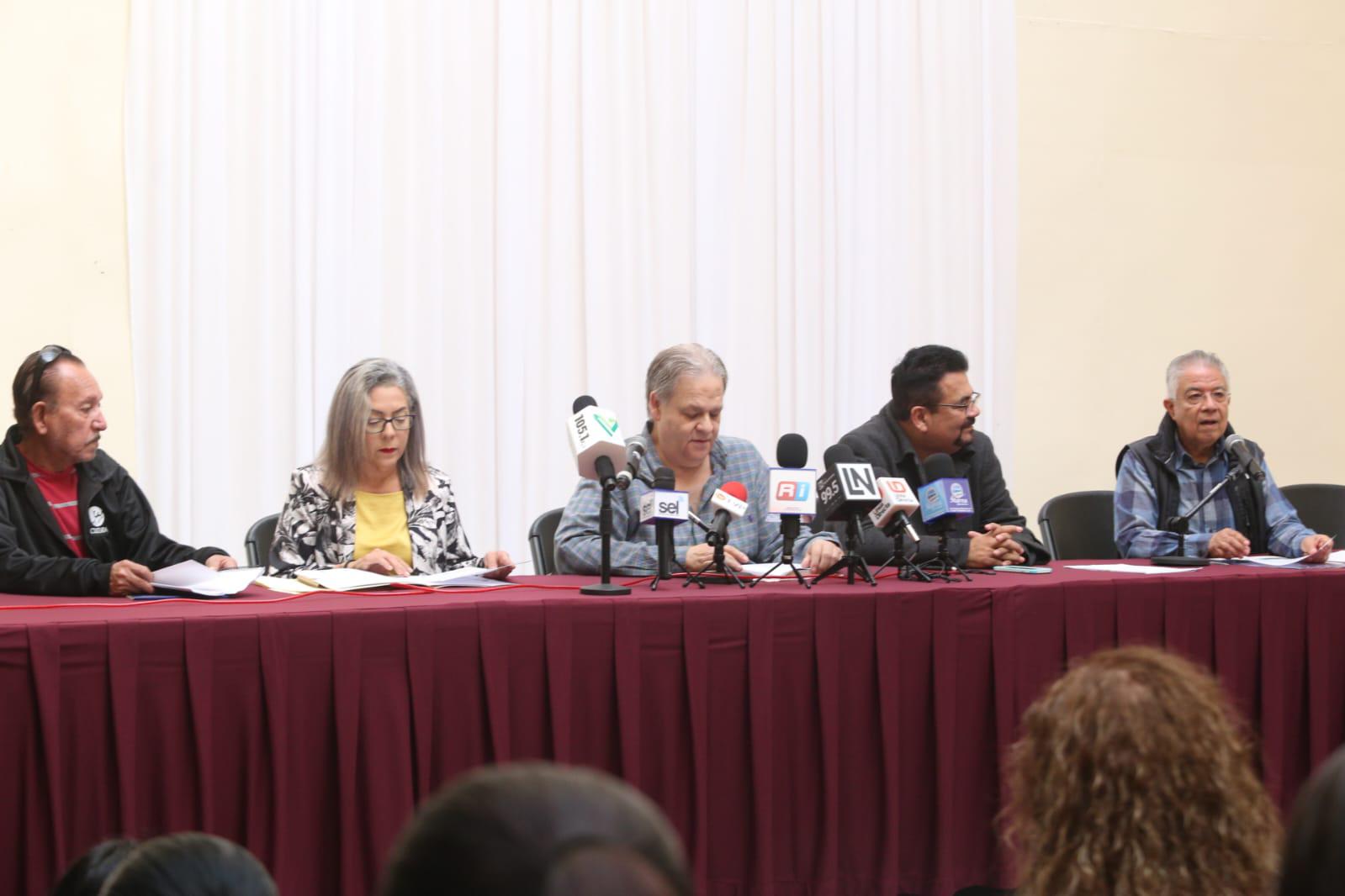 $!En rueda de prensa que fue presidida por Raúl Rico, director del instituto de Cultura Mazatlán, quien estuvo acompañado por el escritor Juan José Rodríguez y el Cronista de la Ciudad, Enrique Vega Ayala.