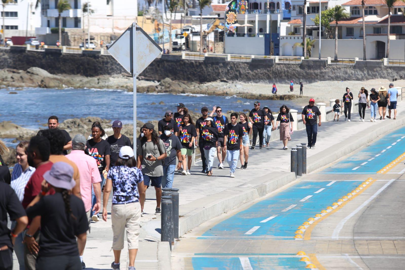 $!Disfrutan cientos de turistas navieros del precarnaval de Mazatlán