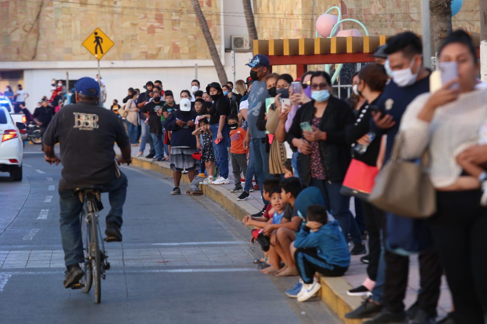 $!El malecón de Mazatlán se viste de Carnaval, banda y alegría